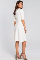 Elegancka sukienka dzianinowa trapezowa midi z dekoltem V ecru kremowa