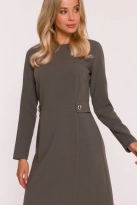 Elegancka sukienka trapezowa z patkami w talii khaki