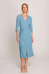 Elegancka sukienka midi z dekoltem V i rozcięciem błękitna