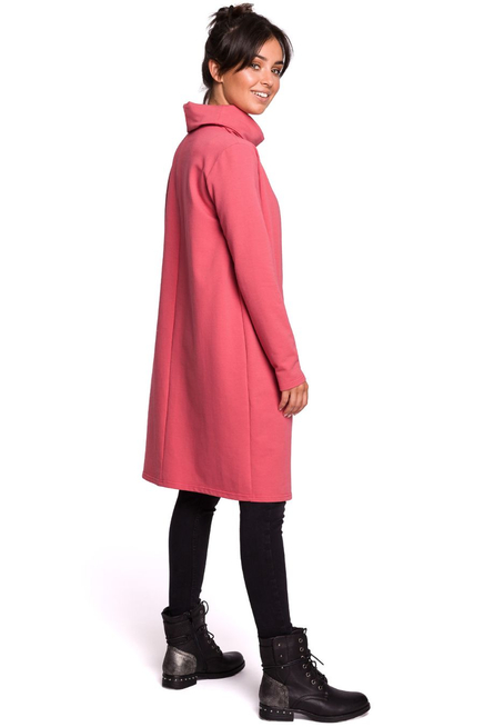 Sukienka dresowa oversize trapezowa z wysokim kołnierzem różowa