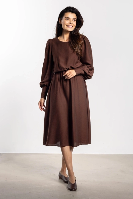 Elegancka sukienka rozkloszowana z długim rękawem brązowa