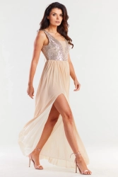 Długa sukienka na wesele z rozcięciem beżowa z cekinami