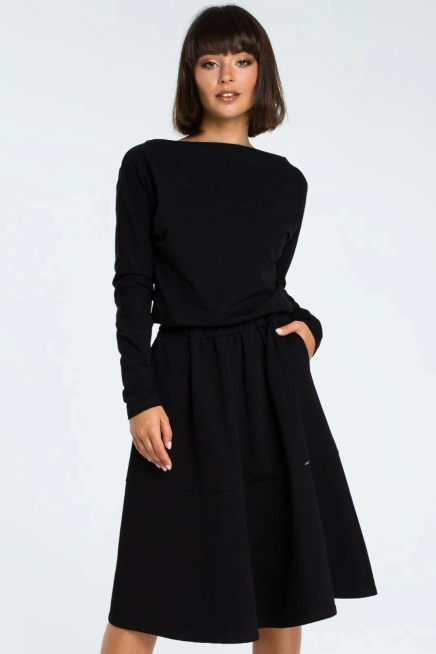 Rozkloszowana sukienka dresowa z gumką w pasie czarna