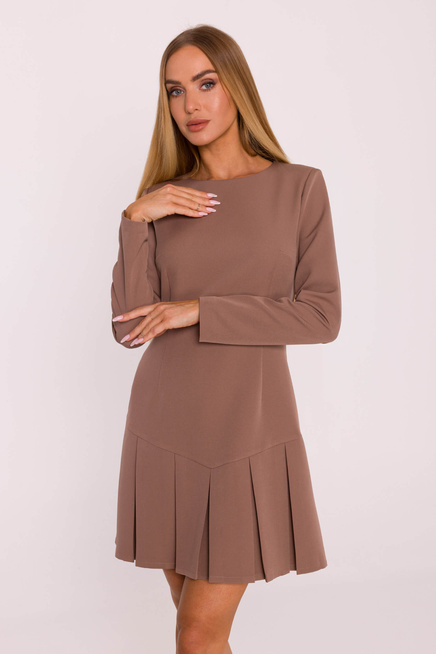 Elegancka krótka sukienka trapezowa z kontrafałdami brązowa