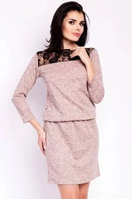 Sukienka dzianinowa z długim rękawem koronkowy dekolt różowa