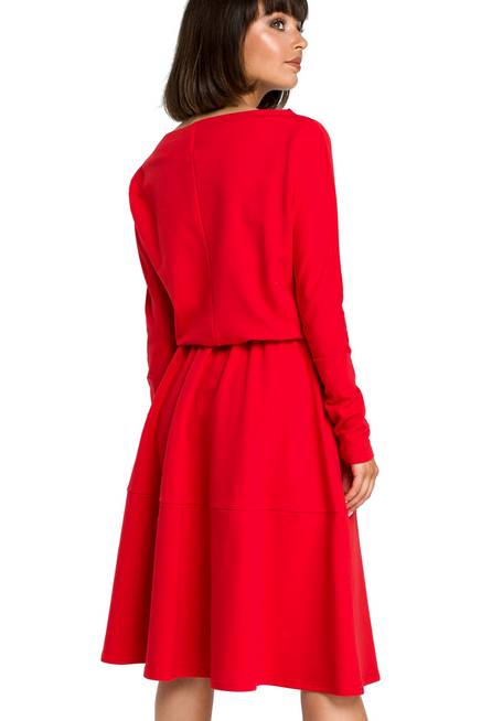 Rozkloszowana sukienka dresowa z gumką w pasie i kieszeniami czerwona