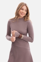 Bawełniana sukienka dzianinowa z golfem rozkloszowana kakao