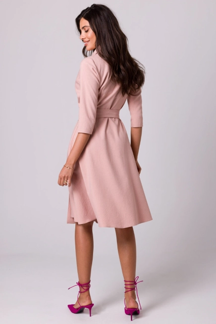 Rozkloszowana sukienka kopertowa z wiązaniem w pasie różowa