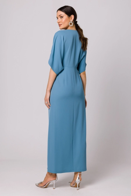 Długa sukienka z dekoltem V i rozcięciem kimonowa niebieska