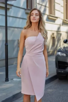Sukienka na wesele ołówkowa z gorsetem asymetryczna pudrowy róż