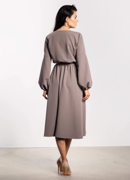 Elegancka sukienka rozkloszowana z długim rękawem taupe