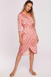 Satynowa sukienka kopertowa z dekoltem V i wiązaniem różowa