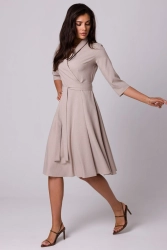 Rozkloszowana sukienka kopertowa z wiązaniem w pasie beżowa