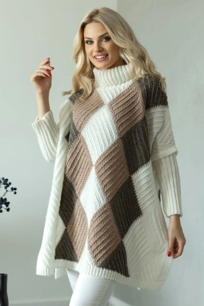 Kolorowy sweter jak ponczo z golfem wzór w romby kremowy