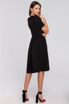 Elegancka rozkloszowana sukienka z wywiniętą stójką czarna