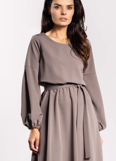 Elegancka sukienka rozkloszowana z długim rękawem taupe