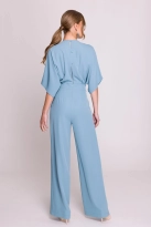 Elegancki kombinezon damski z kopertowym dekoltem niebieski