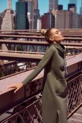 Sukienka sportowa z dzianiny bawełnianej z kołnierzem różowa