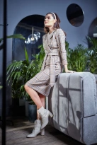 Elegancka kopertowa sukienka w kratę z kołnierzem beżowa