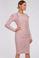 Elegancka mocno marszczona sukienka z dekoltem V pudrowa