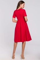 Elegancka rozkloszowana sukienka z wywiniętą stójką czerwona