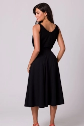 Rozkloszowana spódnica z wysokim stanem i kieszeniami czarna