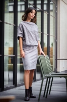 Sukienka dzianinowa ołówkowa ze zbluzowaną górą szara na co dzień