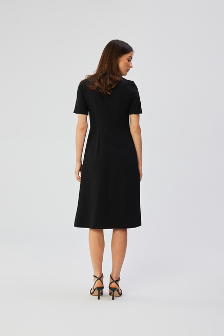 Elegancka sukienka midi z ozdobnymi zakładkami czarna