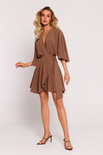 Kopertowa sukienka mini z szerokimi rękawami brązowy