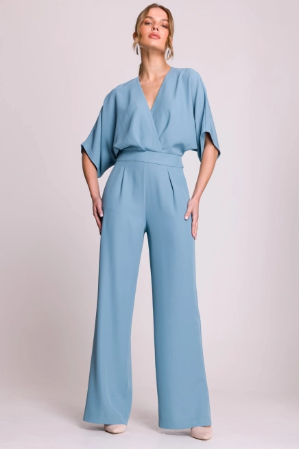 Elegancki kombinezon damski z kopertowym dekoltem niebieski