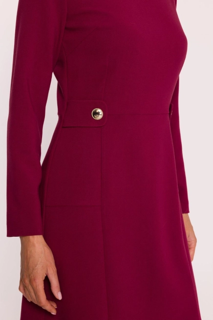 Elegancka sukienka trapezowa z patkami w talii bordowa