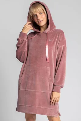 Welurowa sukienka kangurka z kapturem bawełniana pudrowy róż