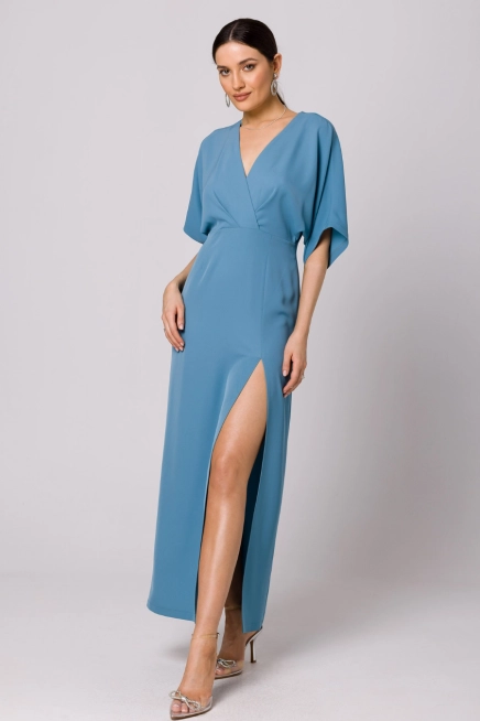 Długa sukienka z dekoltem V i rozcięciem kimonowa niebieska