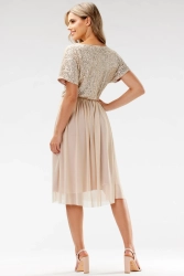 Koktajlowa sukienka na wesele rozkloszowana z cekinami beż