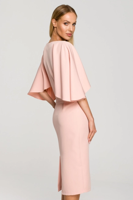 Sukienka ołówkowa z szerokimi rękawami pudrowa z pelerynką