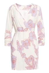Ołówkowa sukienka mini w kwiaty z kopertową górą ecru kremowa