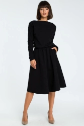 Rozkloszowana sukienka dresowa z gumką w pasie czarna