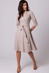 Rozkloszowana sukienka kopertowa z wiązaniem w pasie beżowa