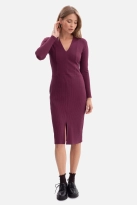 Bawełniana sukienka dzianinowa ołówkowa z dekoltem V fiolet