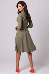 Rozkloszowana sukienka kopertowa z wiązaniem w pasie khaki