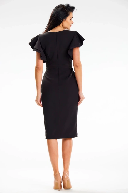 Elegancka czarna sukienka ołówkowa z dekoltem V i falbankami