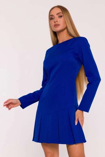 Elegancka krótka sukienka trapezowa z kontrafałdami chabrowa