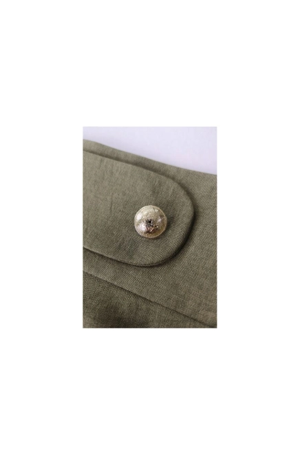 Rozkloszowana spódnica z wysokim stanem i kieszeniami khaki