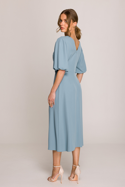 Elegancka sukienka koktajlowa z bufiastymi rękawami błękitna