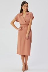 Elegancka sukienka ołówkowa z kołnierzem różana