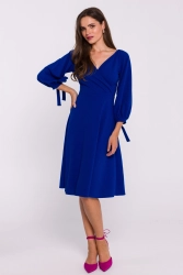 Rozkloszowana sukienka z kopertowym dekoltem chabrowa