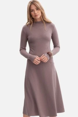 Bawełniana sukienka dzianinowa z golfem rozkloszowana kakao