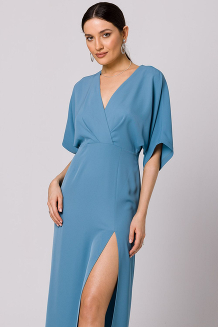 Długa sukienka z dekoltem V i rozcięciem kimonowa niebieska