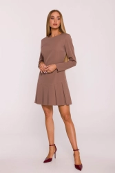 Elegancka krótka sukienka trapezowa z kontrafałdami brązowa