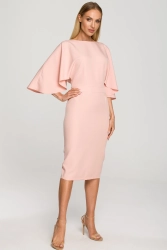 Sukienka ołówkowa z szerokimi rękawami pudrowa z pelerynką